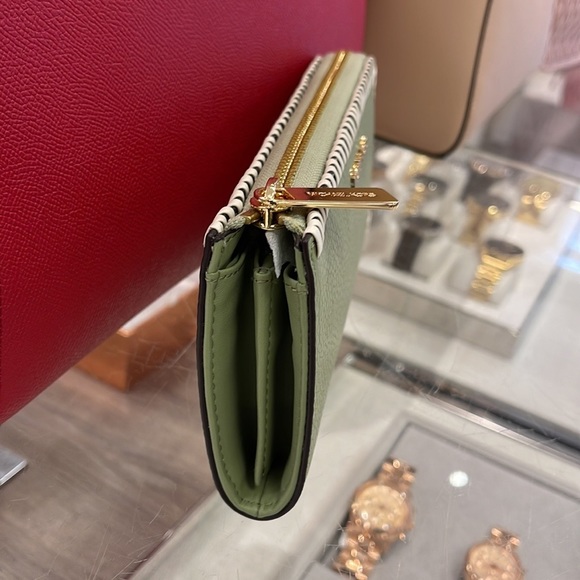 Michael Kors Jet Set Travel Large Pebble Leather Quarter-Zip Wallet
NWT - Picture 16 of 16